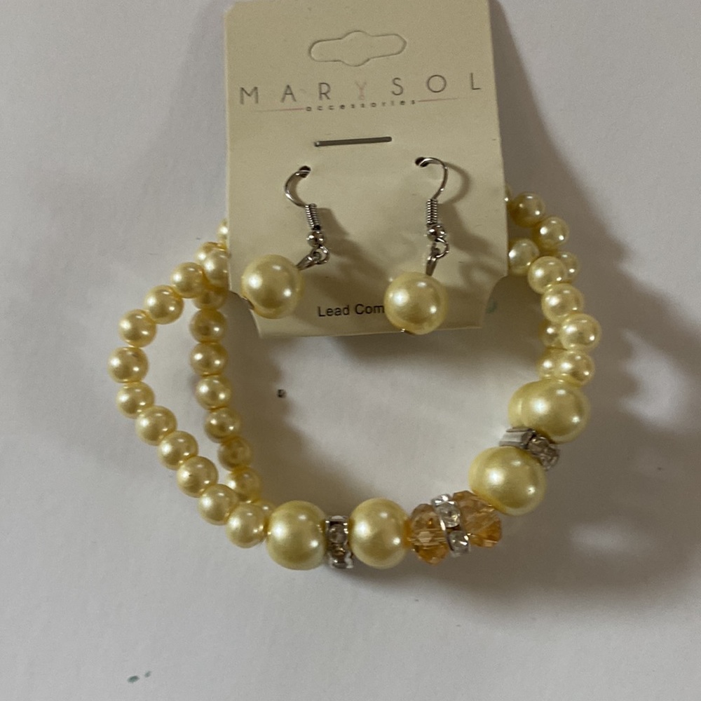 2/$12 Sale Sale. Beaded bracelet with earrings. Bracelet is stretchable - Picture 2 of 6